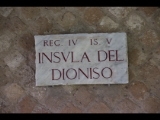 06688 ostia - regio iv - insula v - edificio (iv,v,7-9) - insula del dioniso - schild.jpg